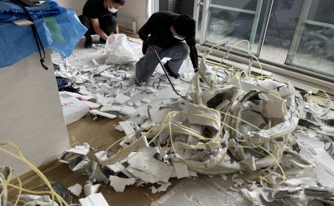 床暖房設備ごとフローリングをめくる風景